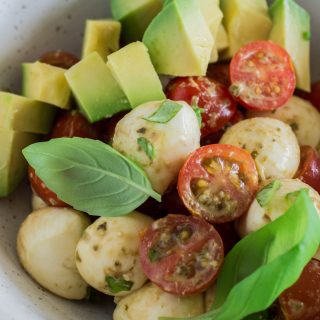 10 Minuten Salat: Avocado Caprese - schnelles Rezept