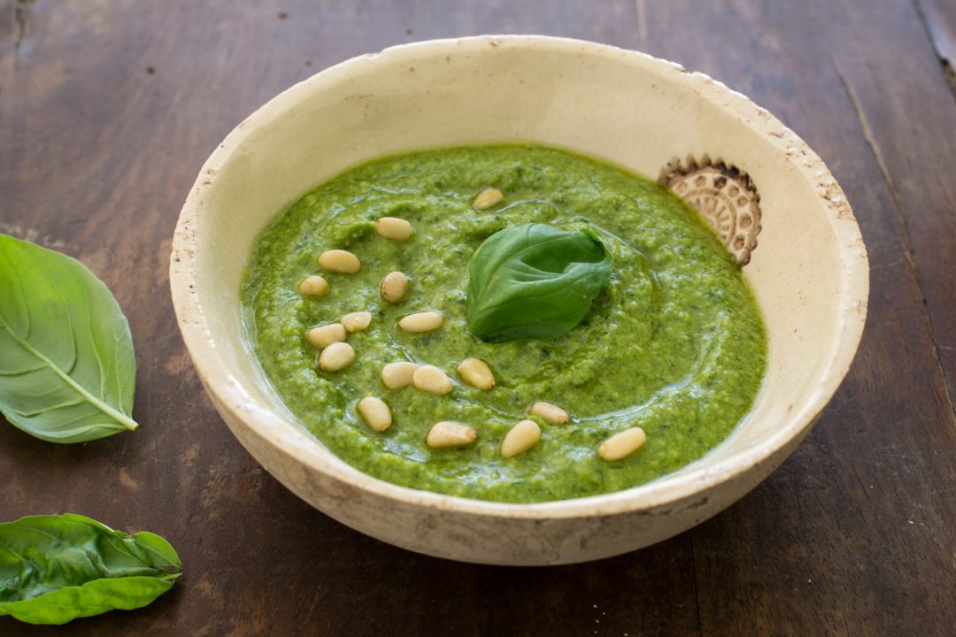 Basilikum-Pesto mit Parmesan | Klassisches Rezept - LieberBacken