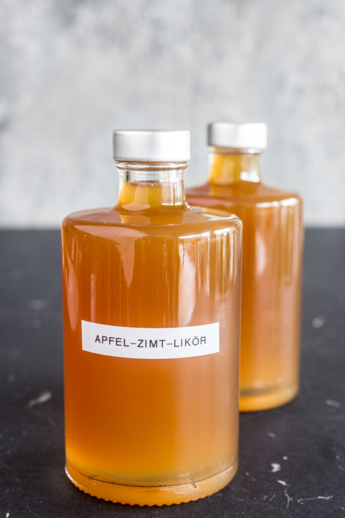 Apfel-Zimt-Likör selber machen - einfaches und schnelles Rezept, perfekt als Gastgeschenk