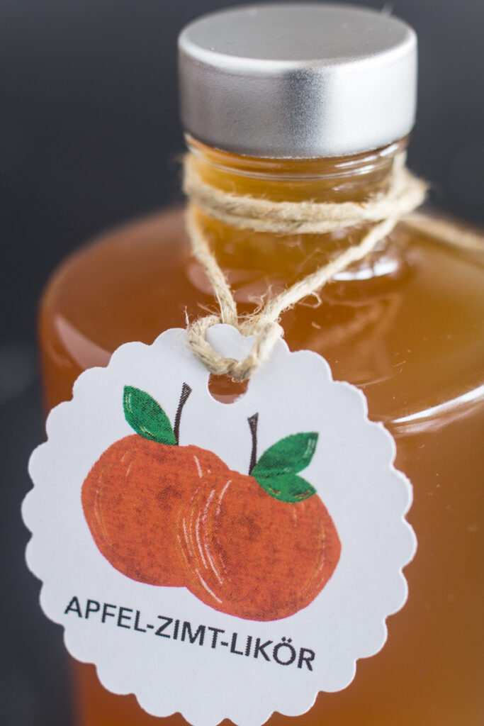 Apfel-Zimt-Likör: Gratis Etiketten zum Ausdrucken. Der Apfellikör schmeckt herrlich; abgefüllt in schöne Flaschen ein tolles Geschenk. 