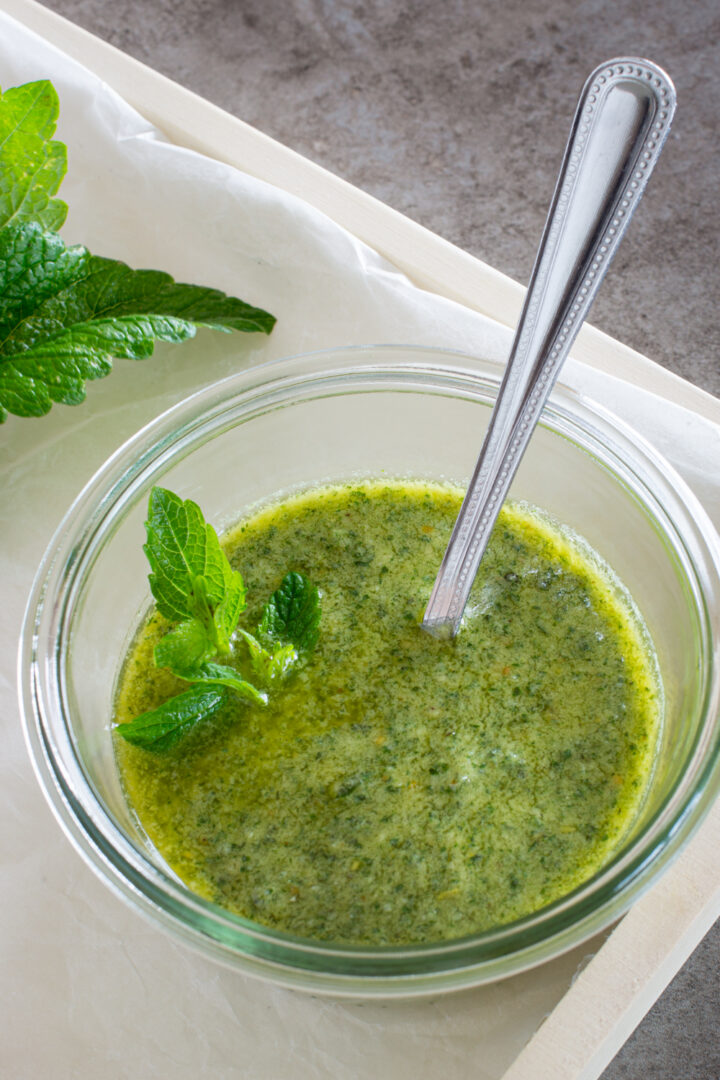 Einfaches Zitronenmelissen-Pesto - LieberBacken