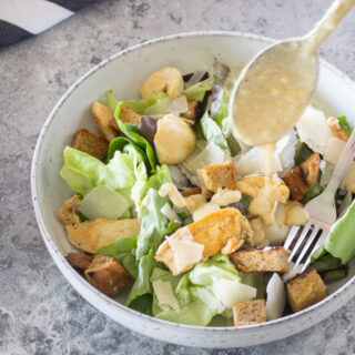 Caesar Salad mit Hühnerbruststreifen und Dressing