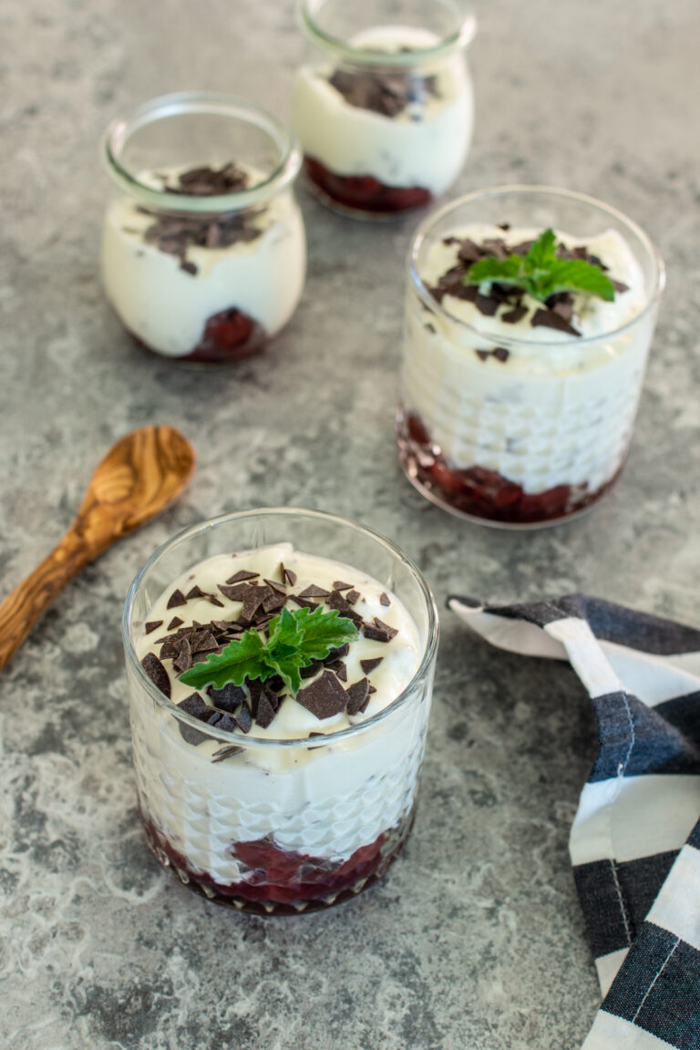 Stracciatella-Mousse mit Kirschen - LieberBacken