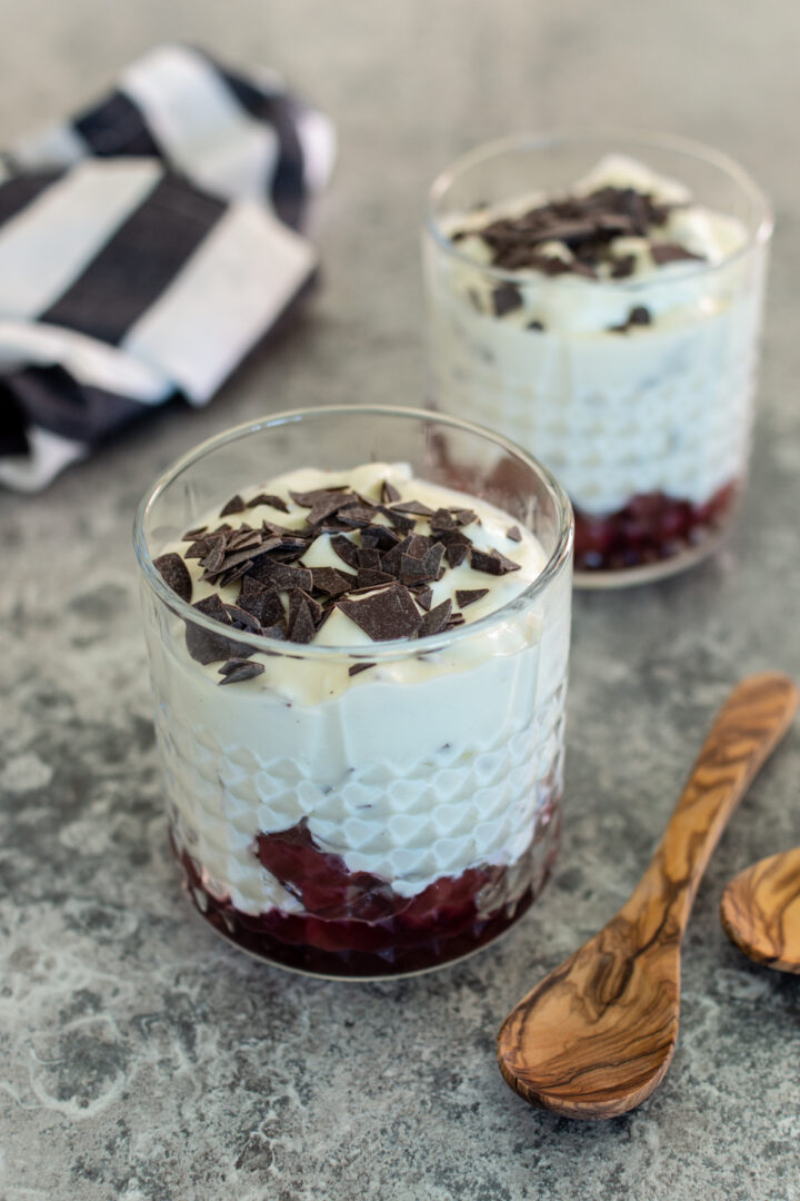 Stracciatella-Mousse mit Kirschen - LieberBacken