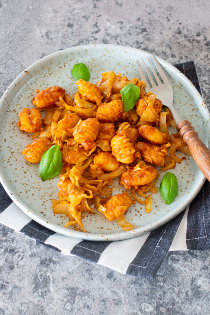 Gnocchi-Pfanne mit Kraut und Speck - LieberBacken