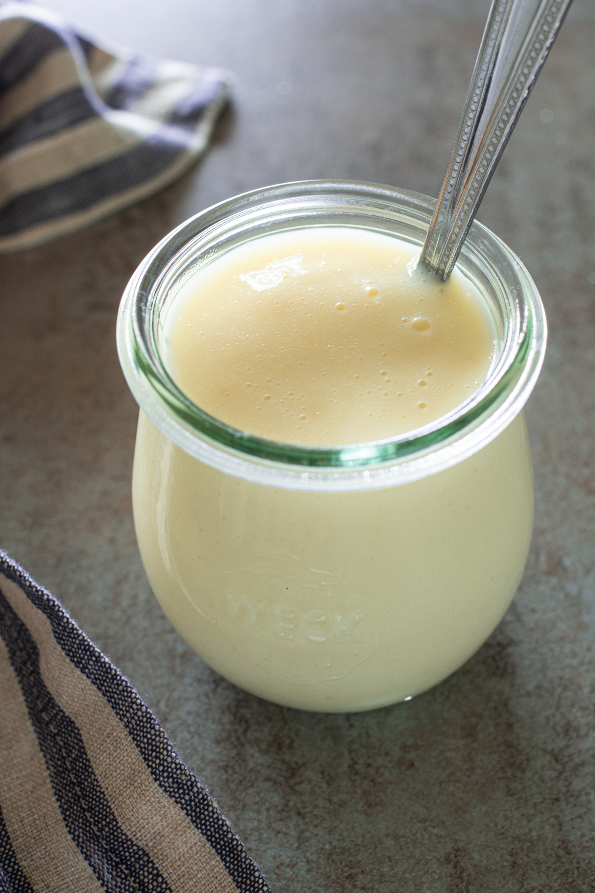 Schnelle Vanillesauce mit Puddingpulver machen - LieberBacken